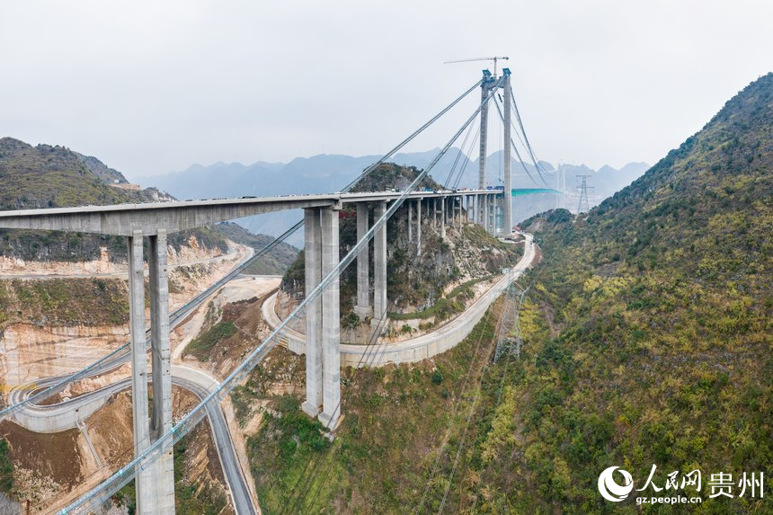 航拍建設中的花江峽谷大橋。人民網記者 涂敏攝