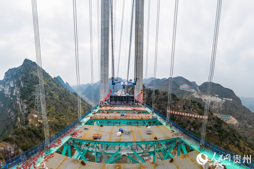 花江峽谷大橋合龍現(xiàn)場。人民網(wǎng)記者 涂敏攝