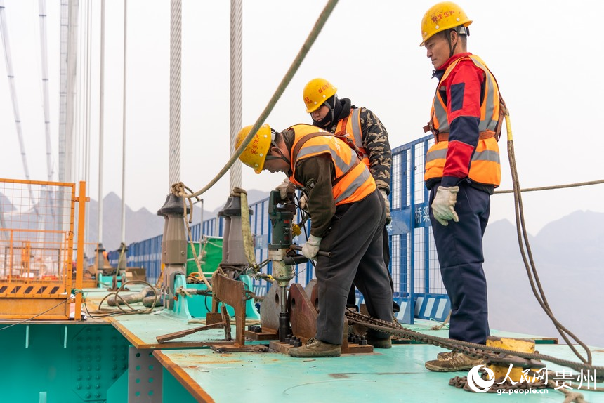 花江峽谷大橋合龍現(xiàn)場(chǎng)。人民網(wǎng)記者 涂敏攝