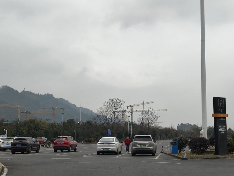 停在金沙服務(wù)區(qū)休息的車輛。蔡昀攝