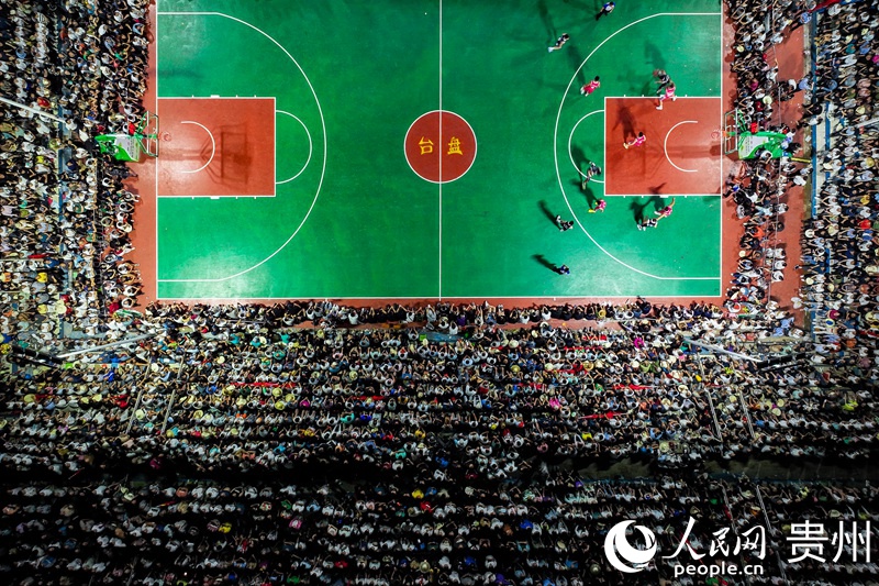 在臺江縣，“村BA”現場人氣滿滿。人民網 涂敏 攝