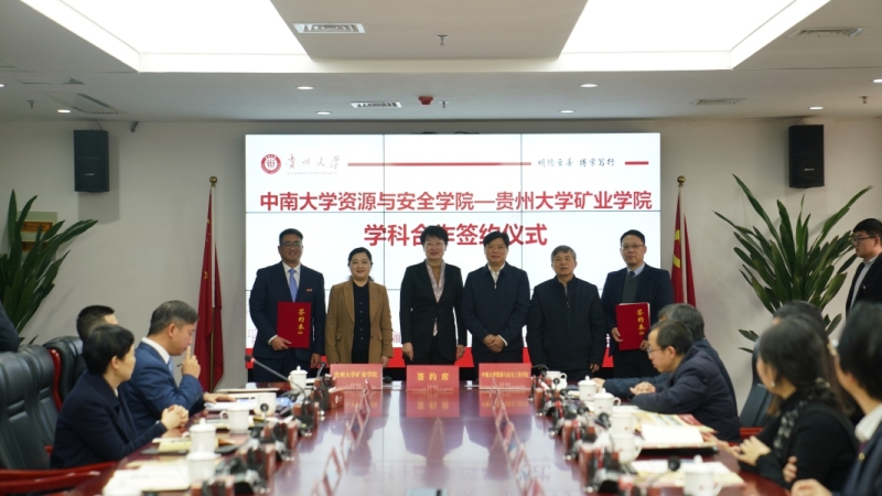 4.省外高水平大學“組團式”幫扶簽約儀式現場。何旭東 攝