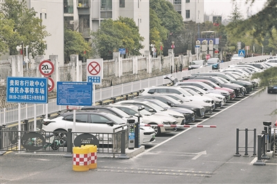 整潔有序的貴陽市行政中心便民辦事停車場。 周永攝