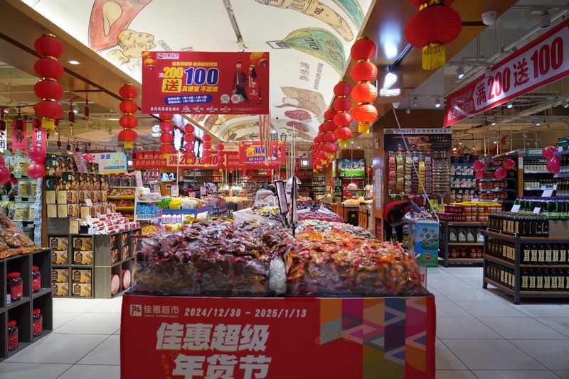 清鎮佳惠超市開展促銷活動。郭露  攝.jpg