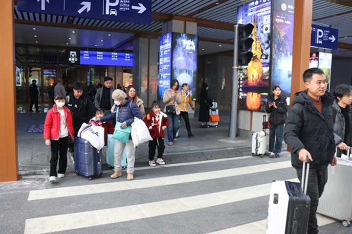 荔波站人流如織。