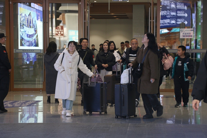 車站口旅客洋溢著歸家的幸福。