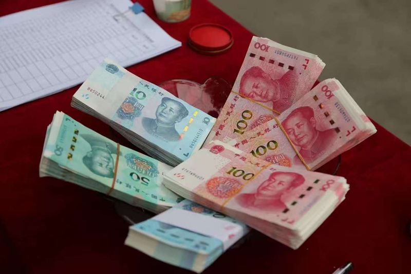 集體經(jīng)濟促發(fā)展,分紅增收暖民心。吳竹彧攝