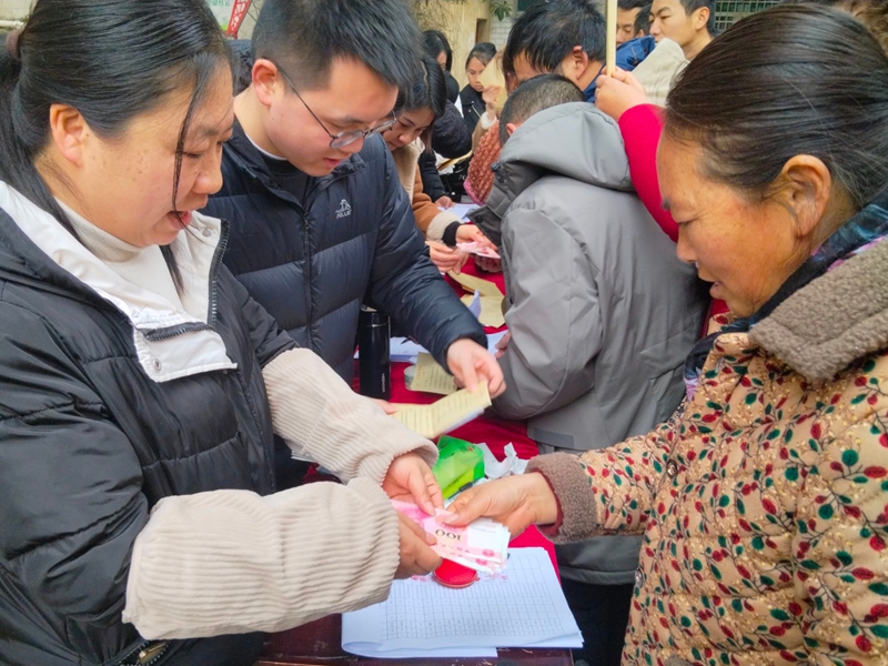 集體經(jīng)濟促發(fā)展,分紅增收暖民心。吳竹彧攝