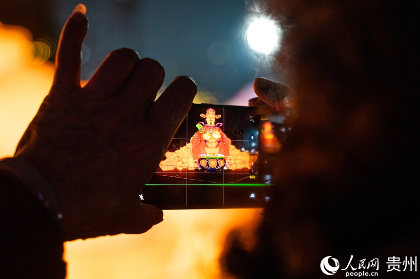 2025觀山湖春節(jié)燈會廟市現場。人民網陽茜攝