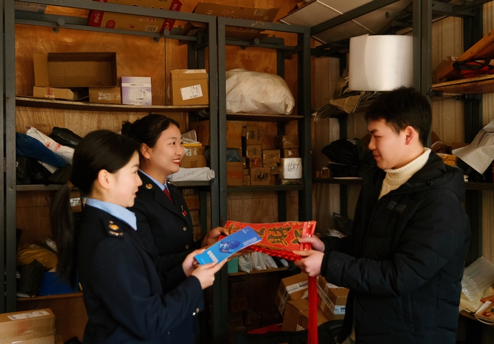 2 普安縣稅務局稅務人員走訪物流商家,了解企業需求,輔導解答涉稅疑難問題。劉蘇慶攝