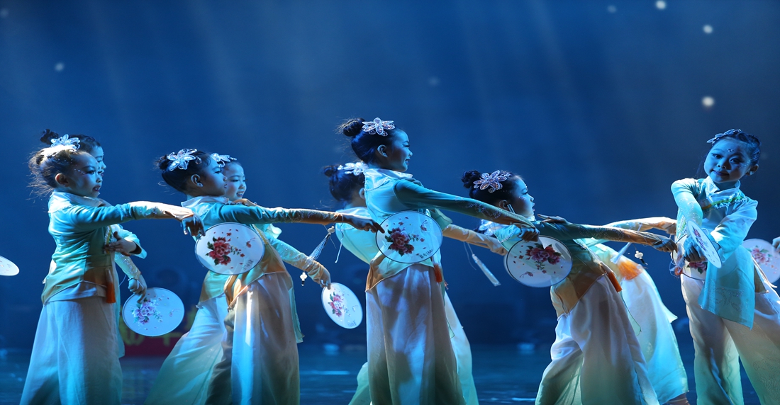 赫章萌娃齊聚！2025少兒春晚嗨翻蛇年。陳春志攝