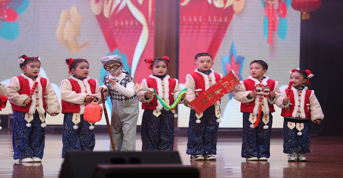 赫章萌娃齊聚！2025少兒春晚嗨翻蛇年。陳春志攝