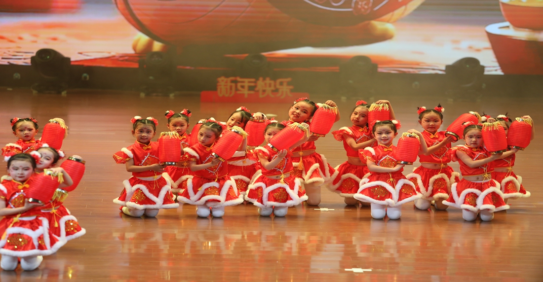 赫章萌娃齊聚！2025少兒春晚嗨翻蛇年。陳春志攝