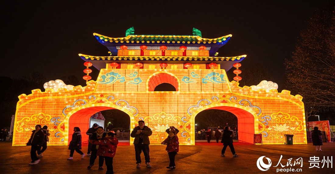 2025觀山湖春節(jié)燈會廟市現(xiàn)場。人民網(wǎng)陽茜攝