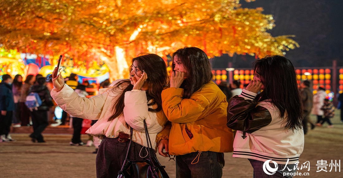 2025觀山湖春節(jié)燈會廟市現(xiàn)場。人民網(wǎng)陽茜攝