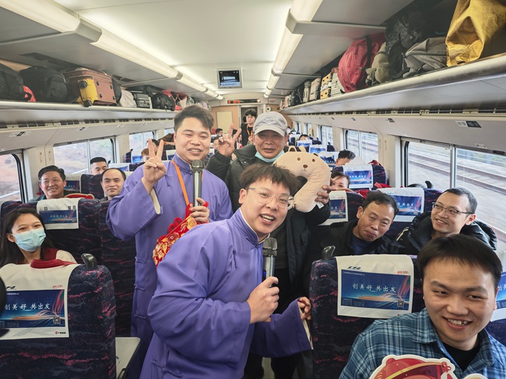 列車上的節目表演。人民網 黃小桃攝