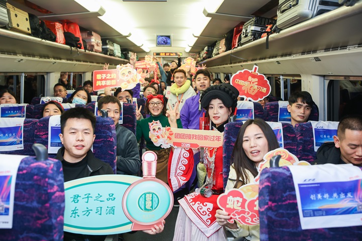 列車上其樂融融。共青團貴州省委供圖