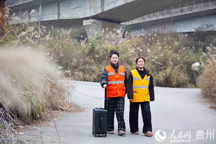 女子飛行隊帶著裝備箱外出執行任務。人民網記者 高華攝