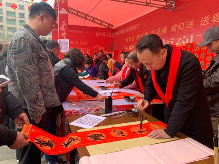 書法(春聯)書寫區域翰墨飄香。