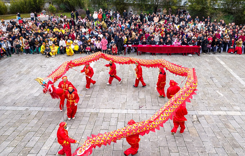 1月31日，村民在貴州省畢節市黔西市素樸鎮九龍山下的象祠廣場舞龍比賽。