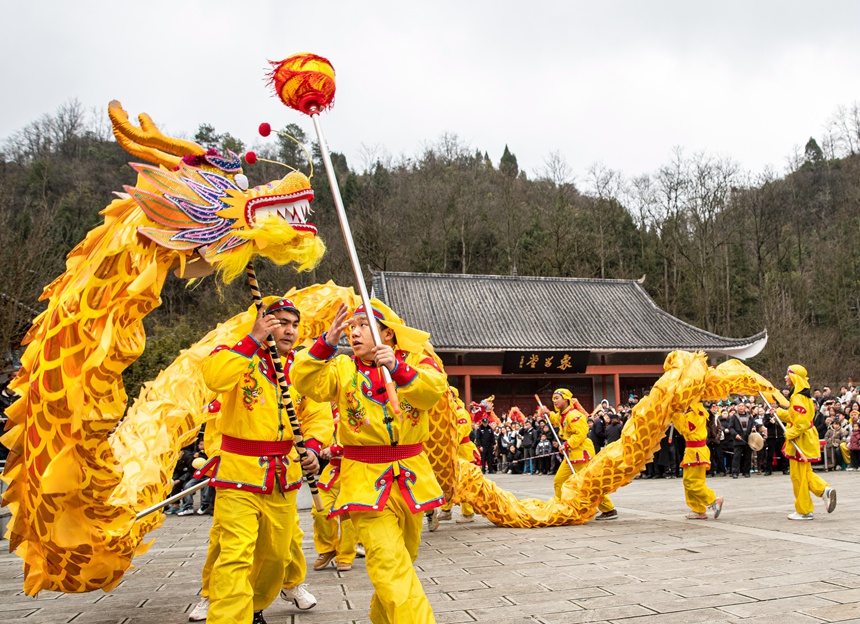 1月31日，村民在貴州省畢節市黔西市素樸鎮九龍山下的象祠廣場舞龍比賽。