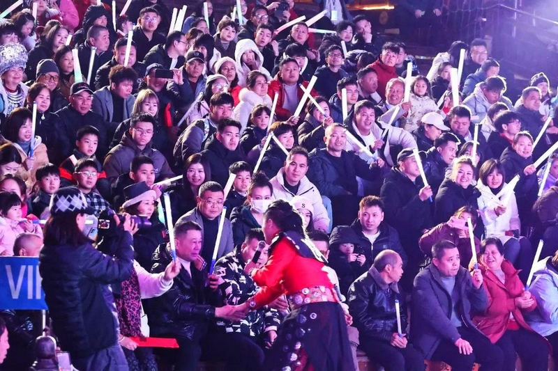 爆場的西江苗寨:“蝶·苗韻”演唱會。黃慶松攝