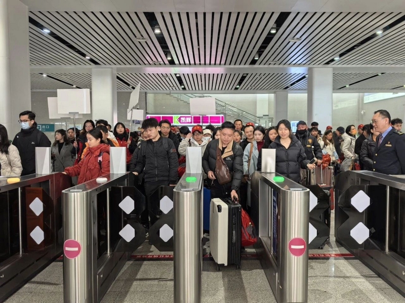 返崗務(wù)工人員檢票進(jìn)站。