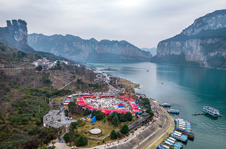 貴州省畢節市黔西市烏江源百里畫廊化屋景區游人如織（無人機照片）。