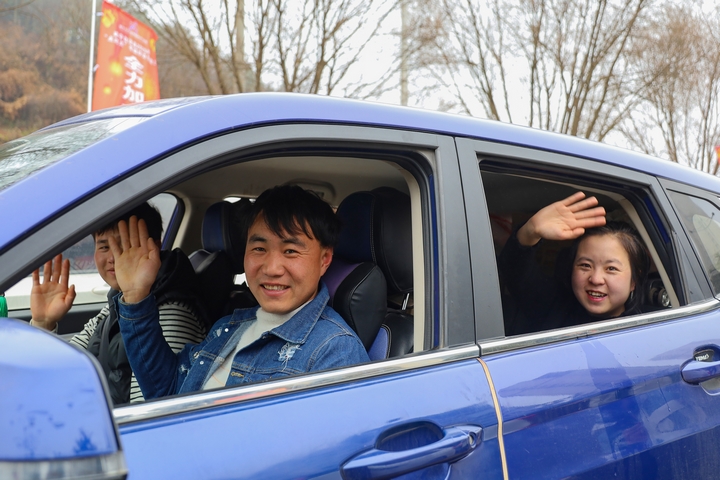 1月31日，在威寧自治縣2025年第一批“點對點”有組織勞務輸出歡送儀式現場，等待返崗的務工群眾在和大家揮手道別。（趙慶能 攝）.JPG