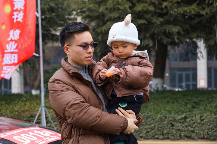 1月31日，在威寧自治縣2025年第一批“點對點”有組織勞務輸出歡送儀式現場，即將返崗的務工群眾在等待出發。（趙慶能 攝）.JPG