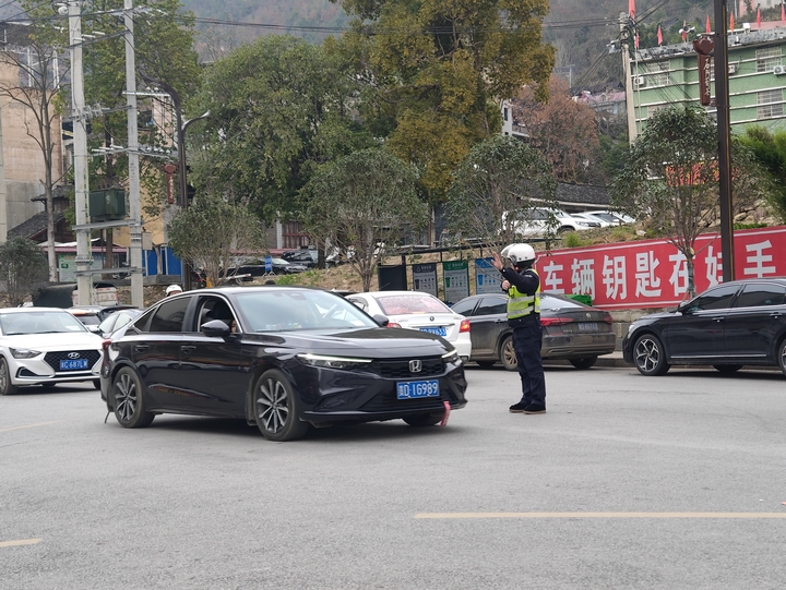 圖為石阡交警正在執(zhí)勤,疏導(dǎo)交通。楊文美攝.jpg