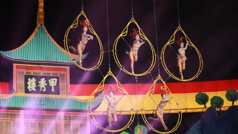 3、2025貴陽觀山湖燈會廟市現場，精彩節目輪番上演。