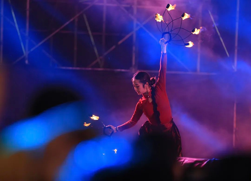 4、 2025貴陽觀山湖燈會(huì)廟市現(xiàn)場(chǎng)，精彩節(jié)目輪番上演。