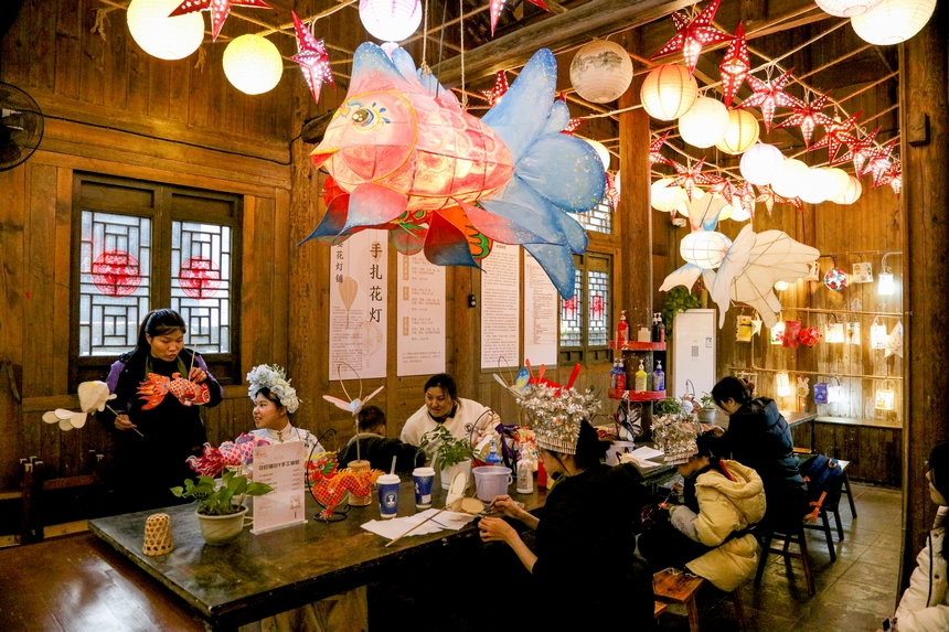 2月4日,游客在遵義市播州區烏江寨景區體驗制作非遺燈飾產品。