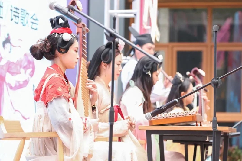 文藝演出。郭然攝