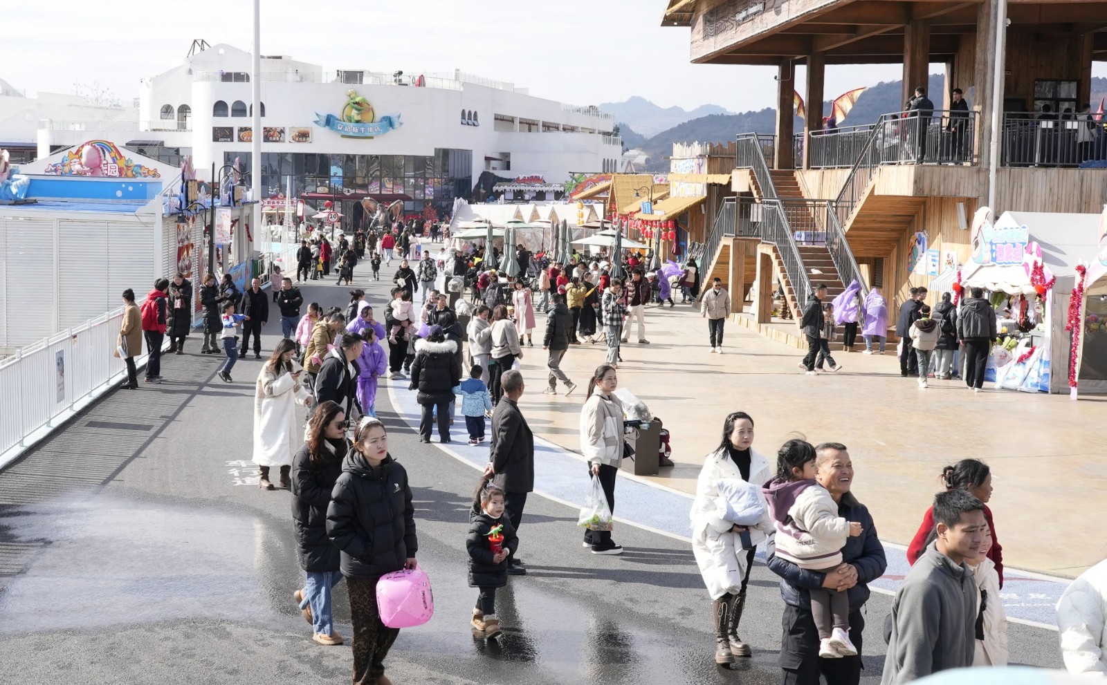 圖為大年初一的恐龍小鎮(zhèn)。