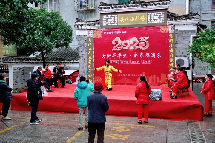 6思南傳統老花燈表演隊伍。