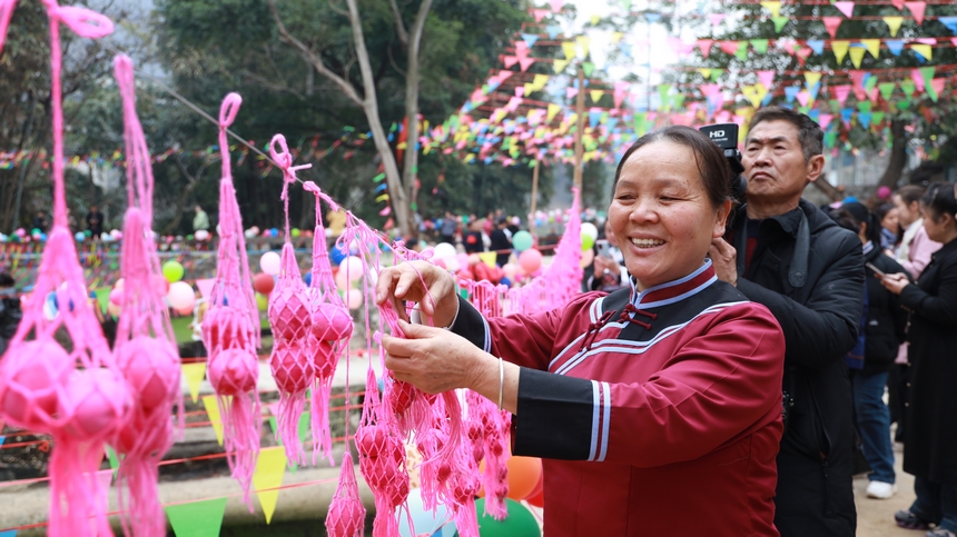 大年初三羅甸縣板庚社區姑媽回娘家活動。黃姍攝
