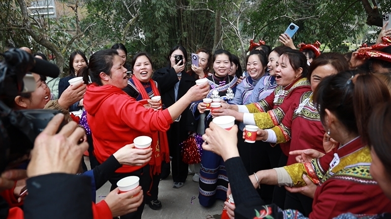 大年初三羅甸縣板庚社區姑媽回娘家活動。黃姍攝