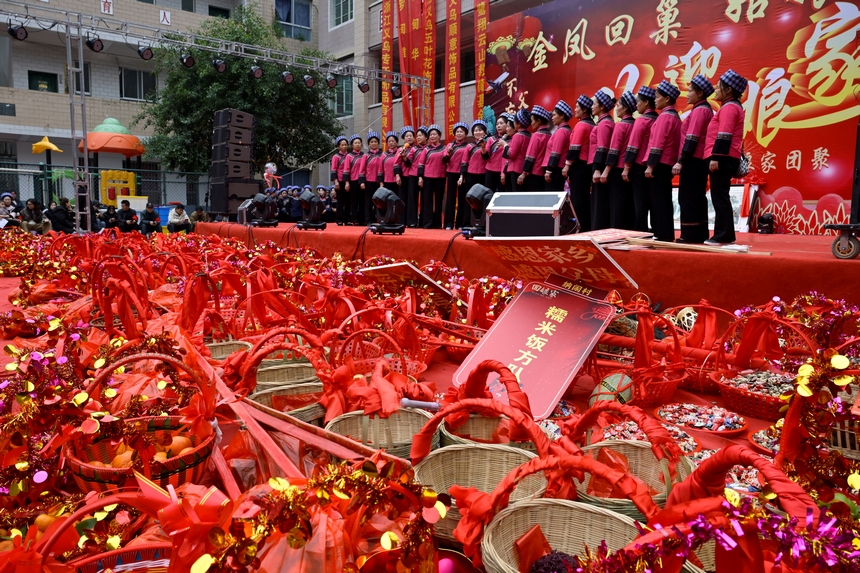 大年初三羅甸縣羅悃鎮納鬧村姑媽回娘家活動。劉文俊攝