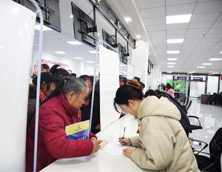 威寧自治縣工作人員正在為務(wù)工就業(yè)人員登記就業(yè)意向信息.JPG