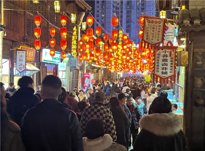 春節(jié)期間熱鬧非凡的安順古城歷史文化街區(qū)。