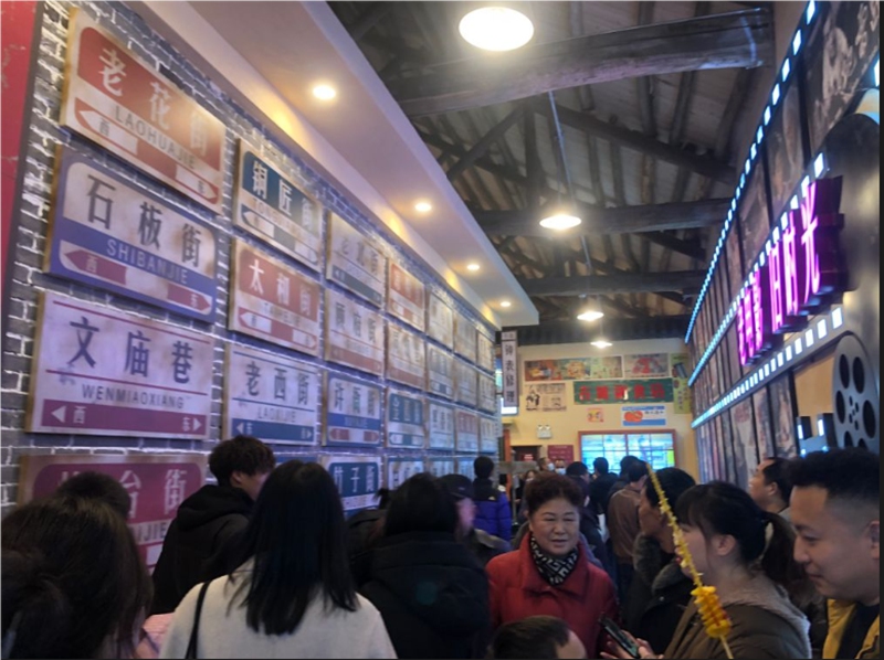 夜游火爆的安順街區(qū)。