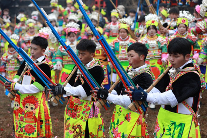 苗族同胞參加“跳月”活動。