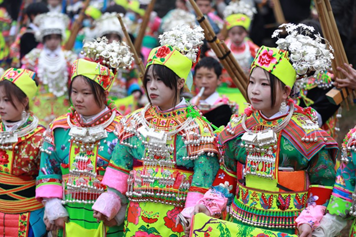 5 苗族著盛裝“跳月”活動。