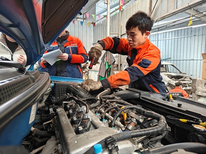 技術人員給車輛做保養。