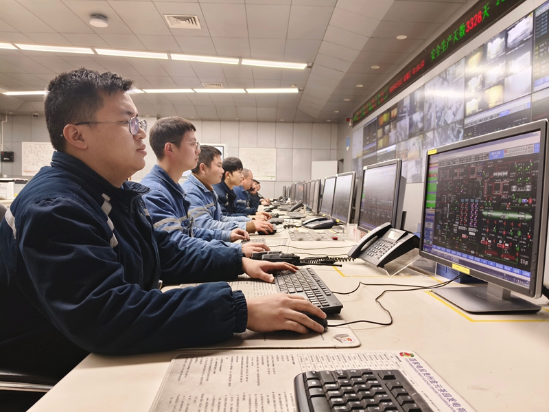 貴州金元茶園電廠內，指揮調度中心的監盤工作人員  何禹 攝 (2).jpg