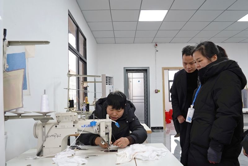 2025年2月7日，位于貴州省畢節市納雍縣工業園區的畢節市晶煌制衣有限公司招聘中心，應聘者在面試。 楊 英 攝.jpg