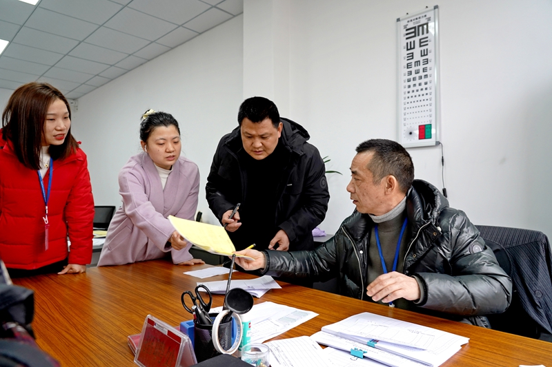 2025年2月7日，位于貴州省畢節市納雍縣工業園區的畢節市晶煌制衣有限公司招聘中心，應聘者在辦理入職手續。 楊 英 攝.jpg