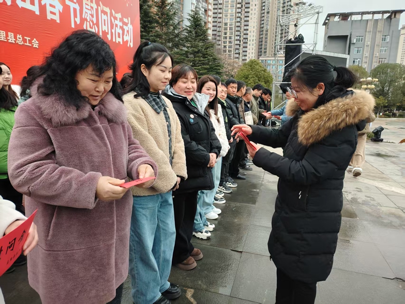 龍里“點(diǎn)對(duì)點(diǎn)”返崗服務(wù)，送勞動(dòng)者外出就業(yè)。